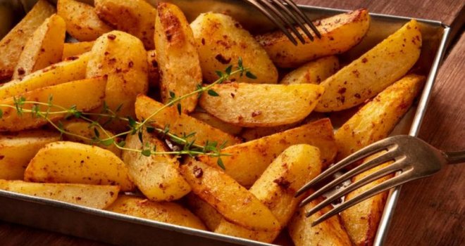 Mala tajna koju ćete obožavati: Sastojak uz koji pečeni krompir uvijek ispadne hrskav i ukusan