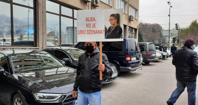 Ljubo Seferović s transparentom pred Vrhovnim sudom: Alisa, ko je ubio Dženana?