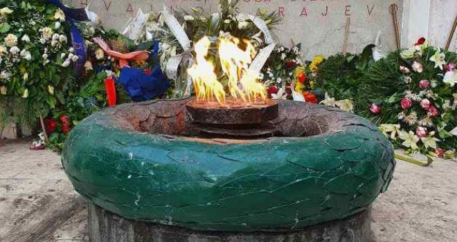 'Vječna vatra' ponovo gori: Vandali ubacili komad plastike i ugasili plamen