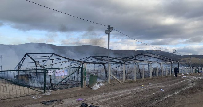 Više stotina migranata na livadi, ne znaju gdje će provesti noć: Vatra još nije ugašena, većina šatora izgorjela...