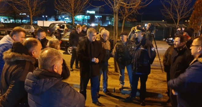 Gradonačelnik Bihaća s građanima pred 'Birom': 'Već jednom smo na isti način prevareni'