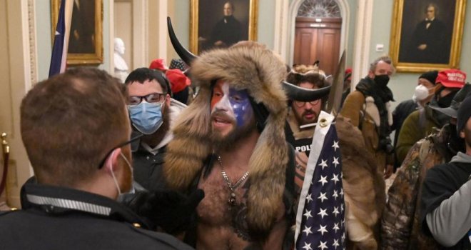 Najupečatljivija figura nasilnog upada Trumpovih pristalica u Kongres: Evo ko je čovjek s rogovima