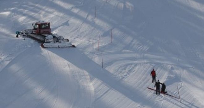 Užas na bh. skijalištu: Mladić pao pod ratrak, ljekari mu se bore za život