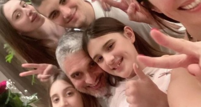 Čedomir Jovanović izašao iz bolnice i objavio fotografiju s porodicom: Mudriji za nijansu...
