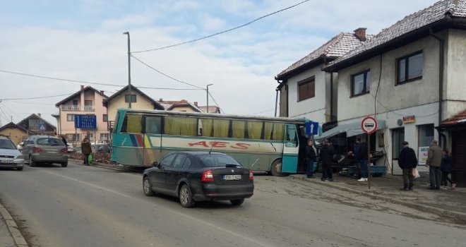 Visoko: Školskom autobusu otkazale kočnice pa udario u trgovinu