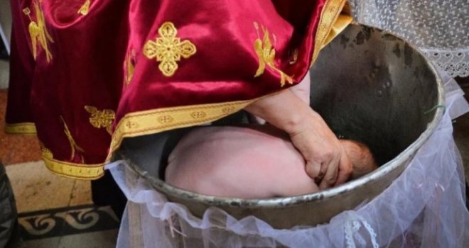 Rumunska pravoslavna crkva odbija promijeniti ritual krštenja nakon smrti bebe: Poziva sveštenike da budu 'odgovorniji'