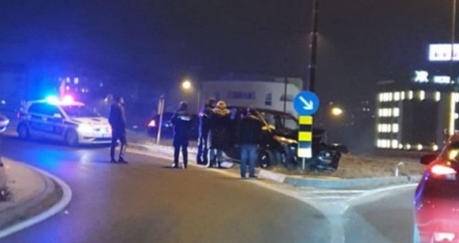 Nesreća u Sarajevu: Automobilom se zabio u stub rasvjete, vozač završio u bolnici 