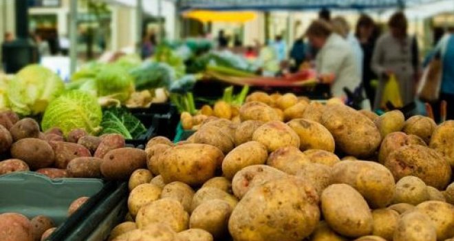 Domaća roba ide u bescjenje, a kupci radije biraju uvozno: 'U trgovačkim lancima 10 kg krompira košta 1,95 KM'