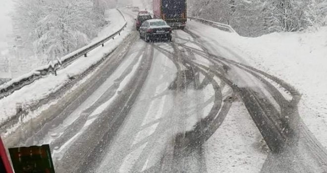 Zbog snijega zatvorena cesta Jablanica - Posušje, poledica na putevima širom BiH