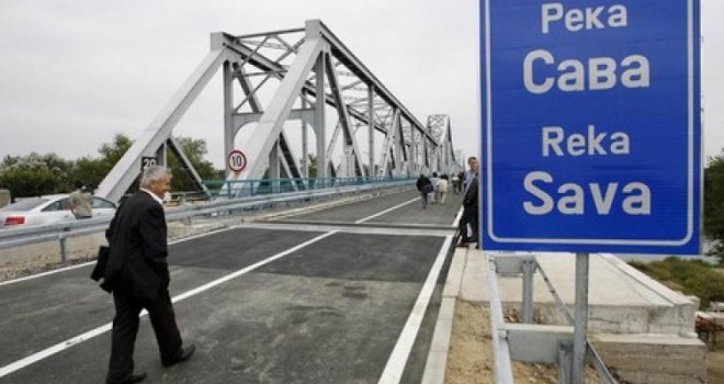 Granični policajci iz BiH spriječili kolegu da izvrši samoubistvo, skočio s mosta u nabujalu rijeku