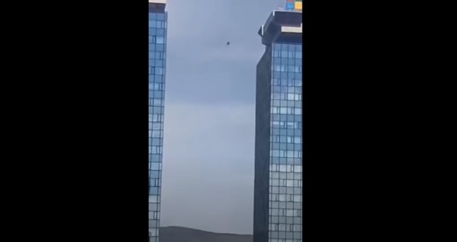 Strašan performans u Sarajevu: Muškarac hodao po žici između dva nebodera... Ako smijete, gledajte šta je bilo!