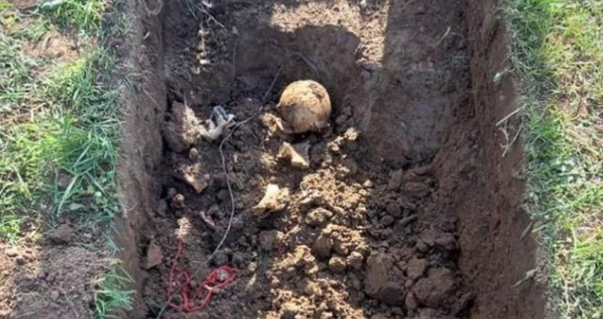 Kopali grob umrloj ženi, pa naišli na kostur vezan kablovima oko vrata i nogu