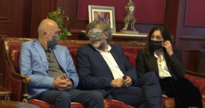 Emir Kusturica nosio masku preko očiju: Na sastanku s Handkeom i vlastima RS režiser prekrio lice