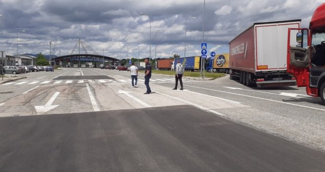 Kilometarska kolona na Graničnom prijelazu Izačić: Troškovi su se povećali od 250 do 300 eura po kamionu