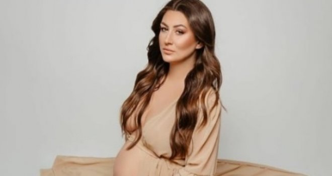Seksipil u trudnoći: Bh. pjevačica u provokativnoj haljini pokazala trudnički stomak, krajem jula stiže još jedan sin
