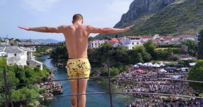 U Mostaru počeli 455. tradicionalni visinski skokovi sa Starog mosta