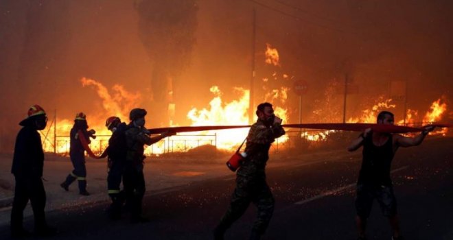 Više hiljada ljudi evakuisano zbog požara u Grčkoj: Očekuje se da će se situacija pogoršati