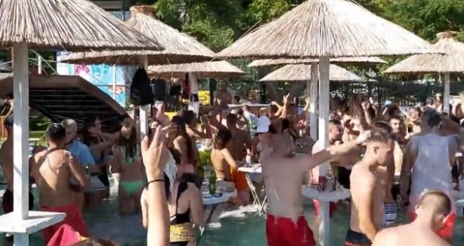 U Budvi 'jedno da drugom', neviđeni krkljanac: Na plažama više nema mjesta, ljudi se sunčaju po parkovima i kafićima...