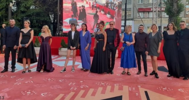 Ekipe filmova 'Elegija lovora' i 'Žene plaču' na crvenom tepihu: Jasna Đuričić svojim izgledom ukrala svu pažnju