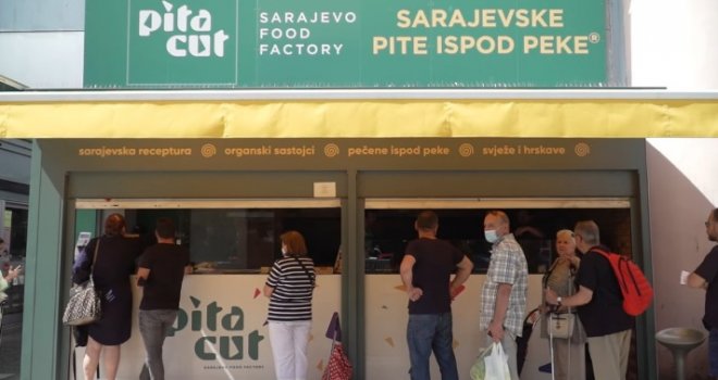 Sarajevski burek zaludio Zagrepčane: Za njihove pite ispod sača čeka se u redu, prodaju se brže nego što se ispeku