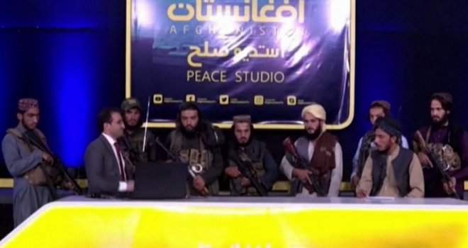 Kako sada izgledaju TV Vijesti u Afganistanu: Dok voditelj čita, iza njega stoje naoružani talibani...