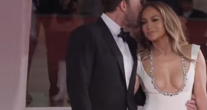 Fotoreporteri se raspametili: Pogledajte kako su crvenim tepihom u Veneciji prošetali Jennifer Lopez i Ben Affleck