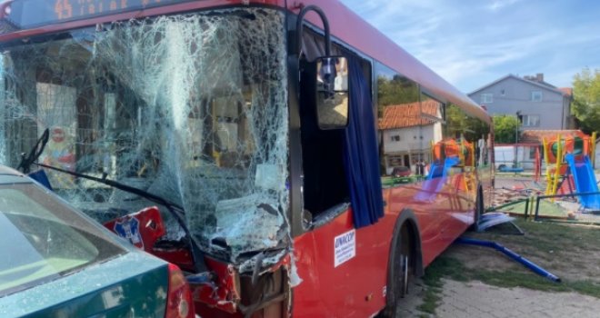 Objavljen i prvi snimak stravične nesreće: Autobus uletio u park, povrijeđena djeca, vozač pobjegao
