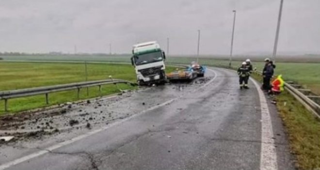 Teška nesreća na autoputu kod Okučana: Za volanom kamiona bio bh. državljanin, troje državljana Srbije poginulo