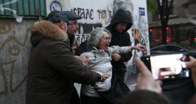 Privedena aktivistica Aida Ćorović jer je gađala jajima mural Ratka Mladića u Beogradu