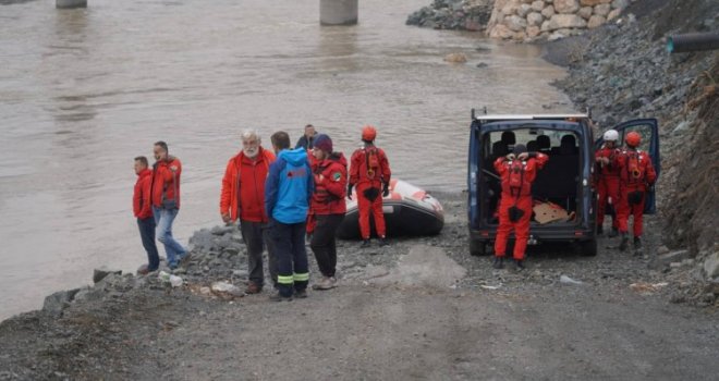FUCZ u potrazi za drugim turskim državljaninom koji je pao s krana u nabujalu rijeku Bosnu