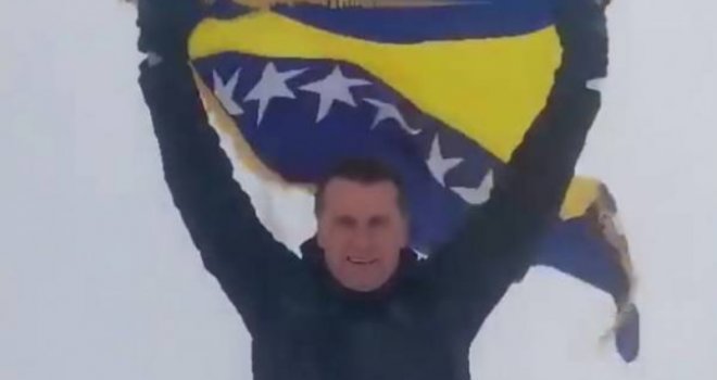 Novalić vijorio zastavu BiH na snježnim vrhuncima Maglića pa poručio: Volim Bosnu. Ne dam domovinu!