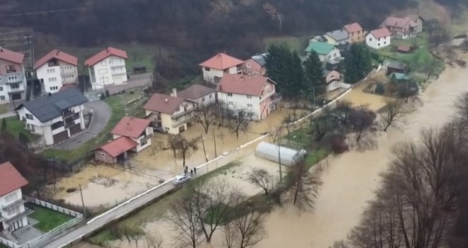 Opet počinje horor u BiH: Izlila se Fojnica, voda stigla do vrata... Pogledajte snimke iz zraka!