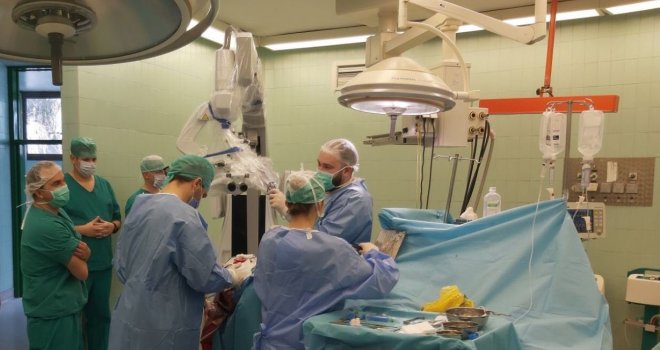 Klinika za neurohirurgiju dobila najsavremeniji operativni mikroskop: Odmah urađene dvije složene operacije