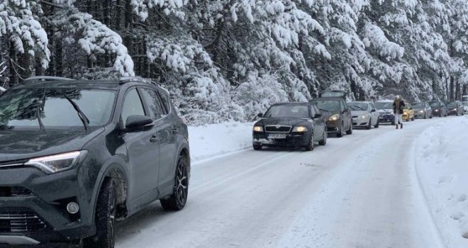 Ogromne kolone automobila prema Trebeviću, put nije očišćen