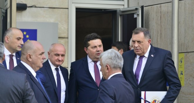 Konci se vuku iz Beograda: Vučić izdao Stevandiću direktivu za pravljenje terena Dodiku