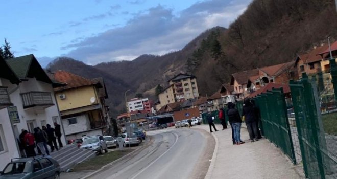 Gužva ispred Veterinarske stanice u Srebrenici: 'Sređuju' papire za državljanstvo Srbije, postali neprijatni kad su vidjeli kameru