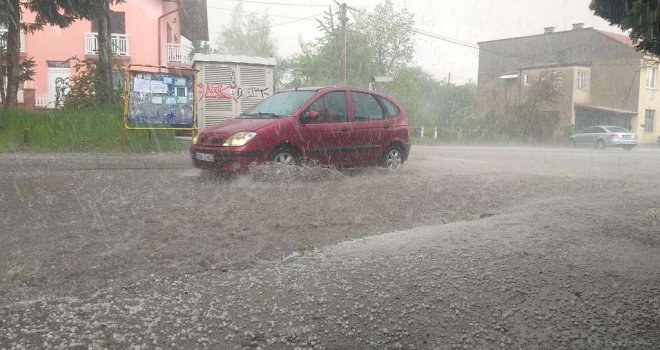 Snažno nevrijeme praćeno gradom pogodilo Tuzlu, za samo par minuta potopilo ulice