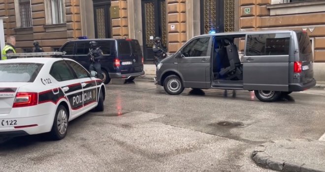 Opsadno stanje ispred suda u Sarajevu, duge cijevi, specijalci: Amel Sejfović doveden na suđenje