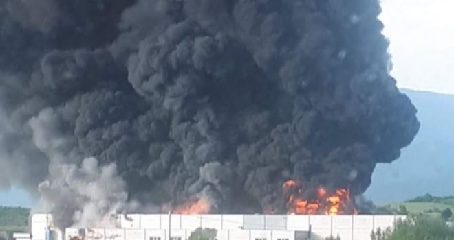 Radnik požarom zahvaćene fabrike u Bihaću: 'Pola života mi je ovdje i nestaje u plamenu'