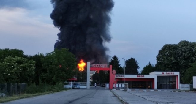 Bukti veliki požar u još jednoj fabrici u BiH: Nakon bihaćkog Austrotherma, vatra 'guta' i bijeljinsku Savu