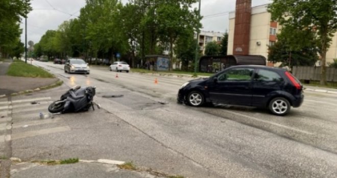 Nesreća u sarajevskom naselju Dobrinja: Sudarili se auto i skuter, vozač skutera hitno prevezen na KUM