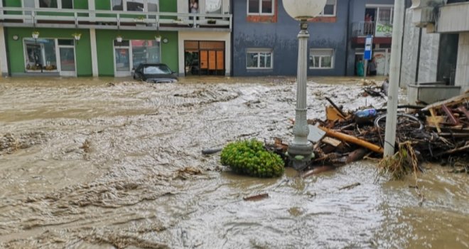 Jako nevrijeme pogodilo Čelić i Srebrenik: Ulice pretvorene u rijeke, poplavljene kuće, plastenici, putevi