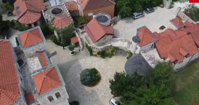 Milioner iz Kanade preselio u BiH, od 1998. gradi velebni dvorac: Patrick i Nancy Latta su ponosni bh. državljani