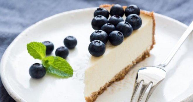 Cheesecake s borovnicama: Recept za prefinu tortu sa sirom koja se ne peče