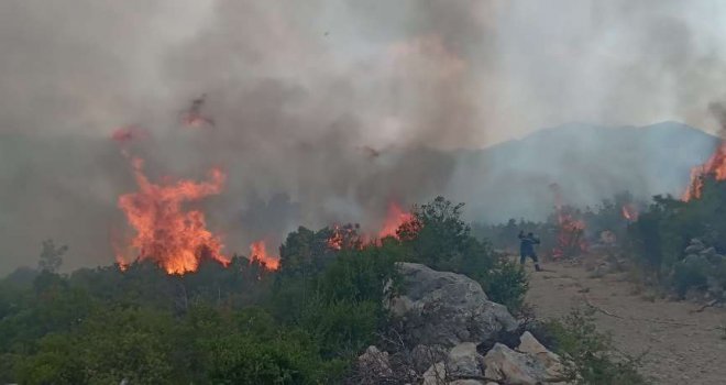 Situacija na požarištu u Neumu sve je teža, vatra se širi prema naseljenim mjestima