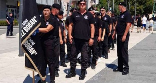Postrojili se u Kninu i uzvikivali 'za dom spremni': Policija najavila prijave zbog ustaškog pozdrava