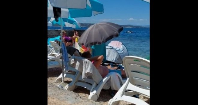 Ljutiti turista objavio video s plaže na Jadranu: Pogledajte, svojim plastičnim ležaljkama skoro je ušao u more!