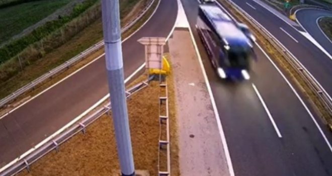 Poljski autobus sedam minuta prije stravične nesreće: Snimila ga nadzorna kamera na autocesti