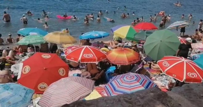 Snimka s plaže na Jadranu zgrozila mnoge: 'Ovako ja zamišljam pakao... Ko još ide u ovaj osinjak'