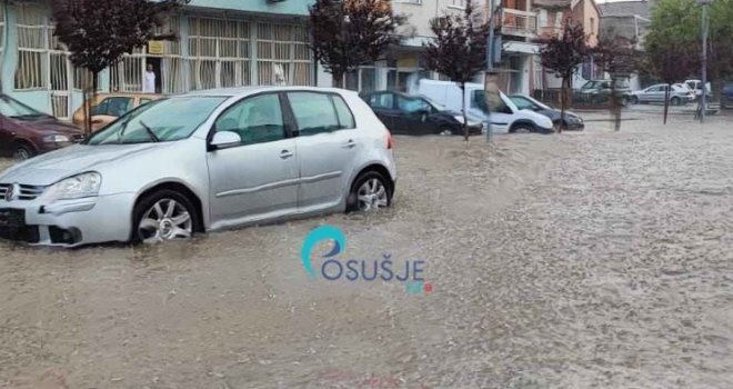 Kiša s grmljavinom 'potopila' grad u Hercegovini: Ulice pod vodom